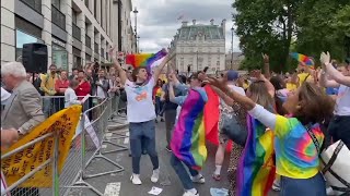 HEARTSTOPPER CAST being ICONIC at pride march (bash & joe SLAYYYEED 💅)