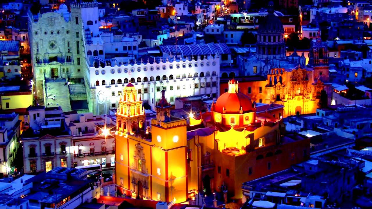 foto de un hotel típico mexicano de noche