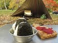 女ソロキャンプ バックパックにおにぎりをいれて