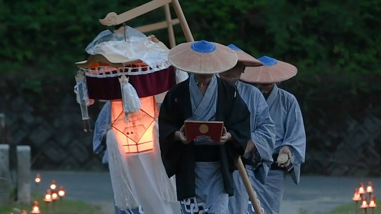 念仏唱和 練り歩くすげ笠の男たち 綾渡の夜念仏と盆踊 Youtube