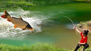 Download Lagu Little Girl Catches Giant Fish | Great Fishing, Catch Giant Wild Fish With Just a Simple Fishing Rod MP3