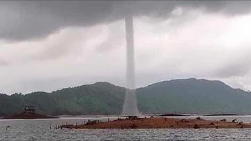 xov xwm tau tshwm sim tej yam txawv  heev nyob rau pas dej tauv 1/7/2019