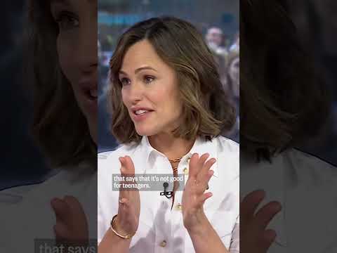 Jennifer Garner on how she retains her teenagers a ways from social media thumbnail