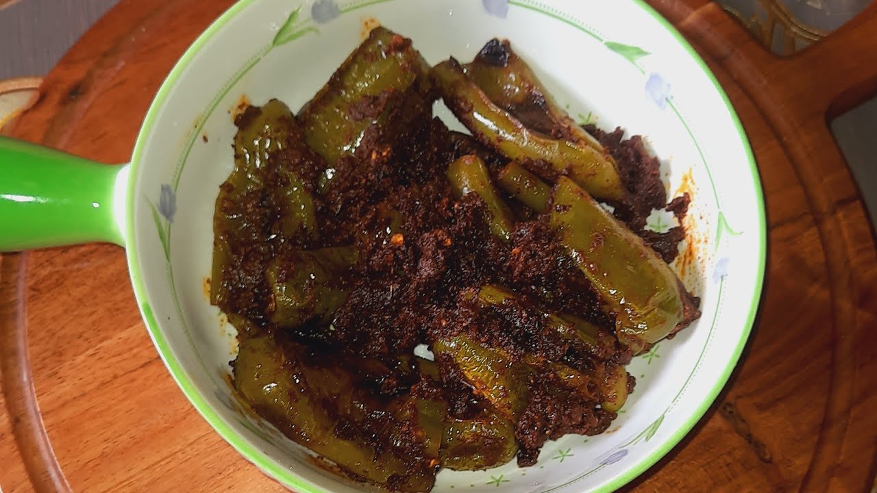 एक बार मिर्ची को इस तरह बना कर देखिये बड़े क्या बच्चे भी बड़े चाव से खायेंगे |दही वाला भरुआ मिर्ची |