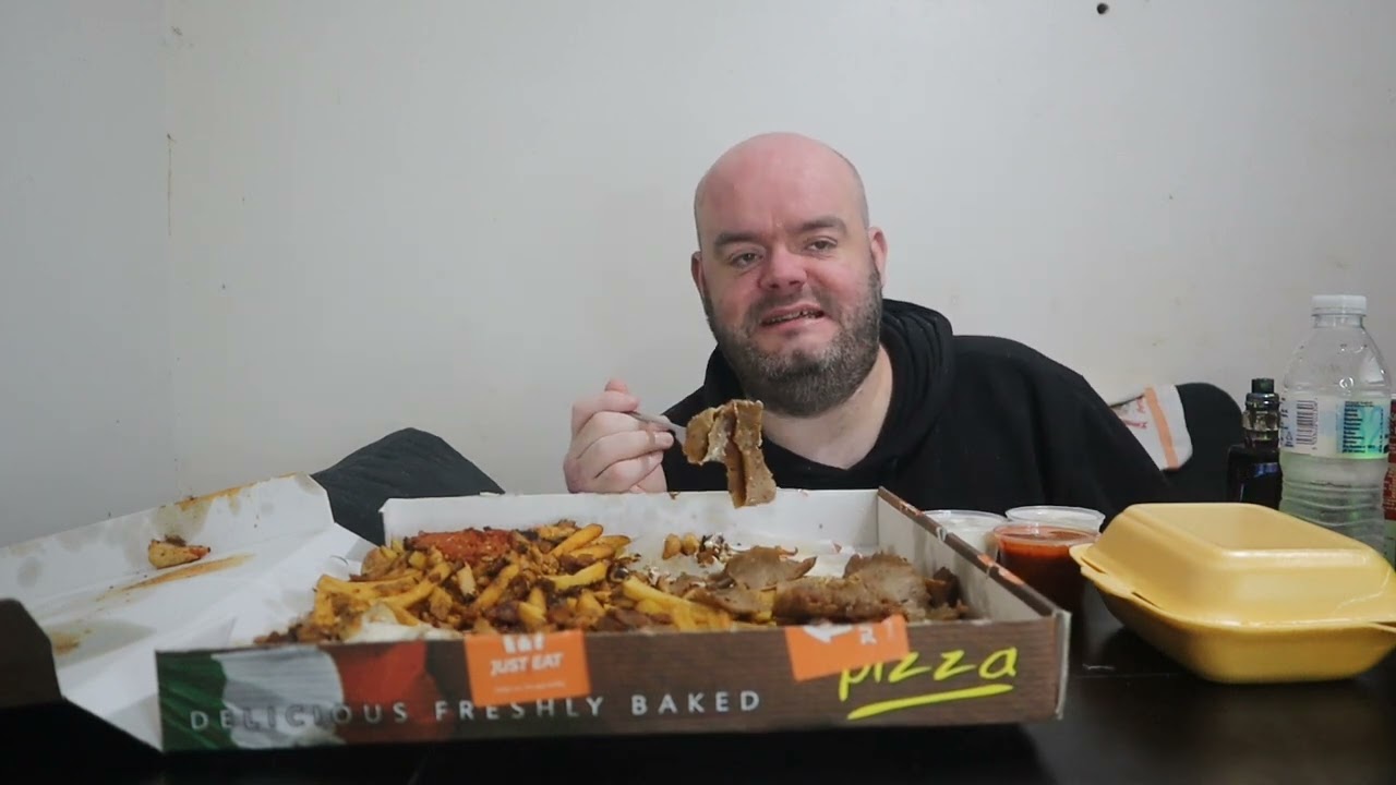 кебаб и чипсы, оставшиеся после челленджа мукбанг в Великобритании