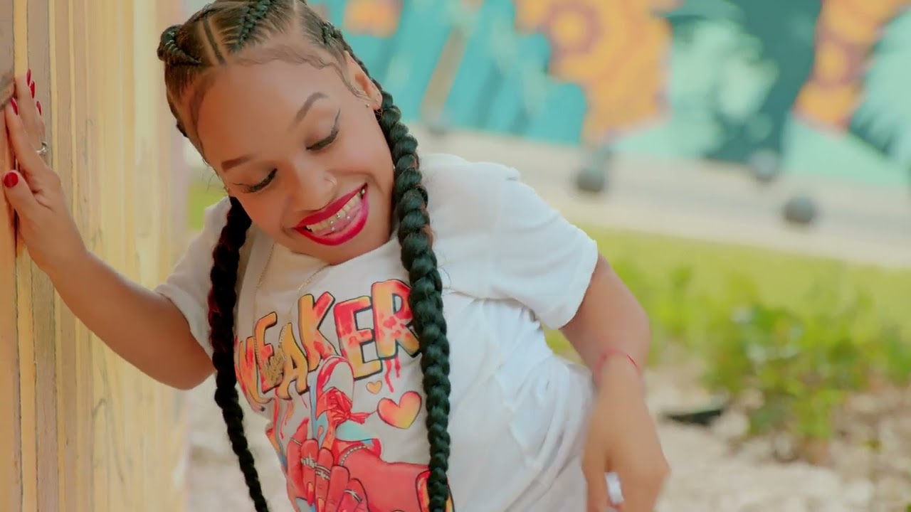 El Champiñon x La Chiquita - Un Malo Video Oficial