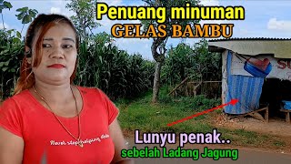 Mama pirang penuang Gelas Bambu khas tradisonal getah siwalan tradisi pedesaan Tuban.