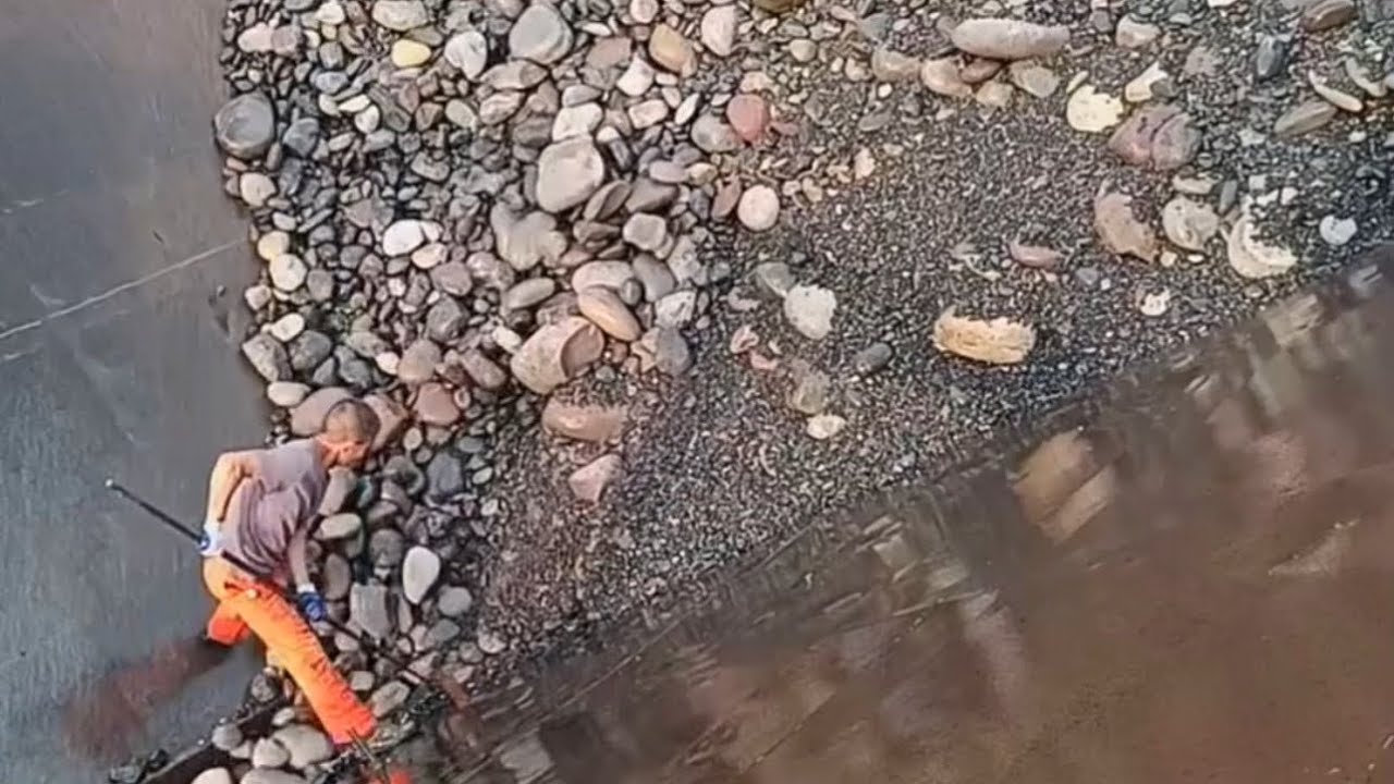 Barge unloading 2500 tons of pebbles - The flow of the pebbles is smooth and very relaxing