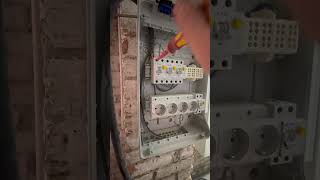 Монтаж щитка для тимчасового електропостачання на будівництві.#робота #electrician #electrical