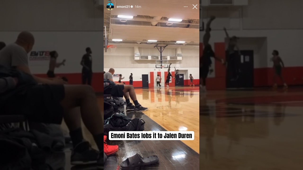 Emoni Bates lobs it to Jalen Duren in a pick up game 