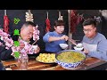 沙漠里的野菜，你们吃过吗？春姐今天用沙漠里的野菜做个沙盖疙瘩汤，配上鸡蛋泡泡，真是美极了！【丹霞春姐】