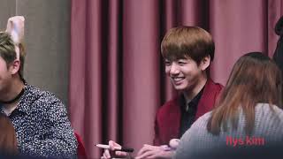 20161029 방탄소년단 팬싸 #BTS 장난감벌레 가지고 장난치는 정국이