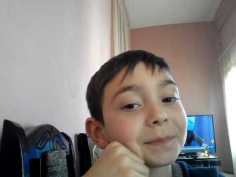 კაუჩუკის ტყლარწები.გიო თამაშობს კაუჩუკის ტყლარწებით.იგი ცღილობს გააკეთოს პიცა.სახალისო ბავშვებისათვი