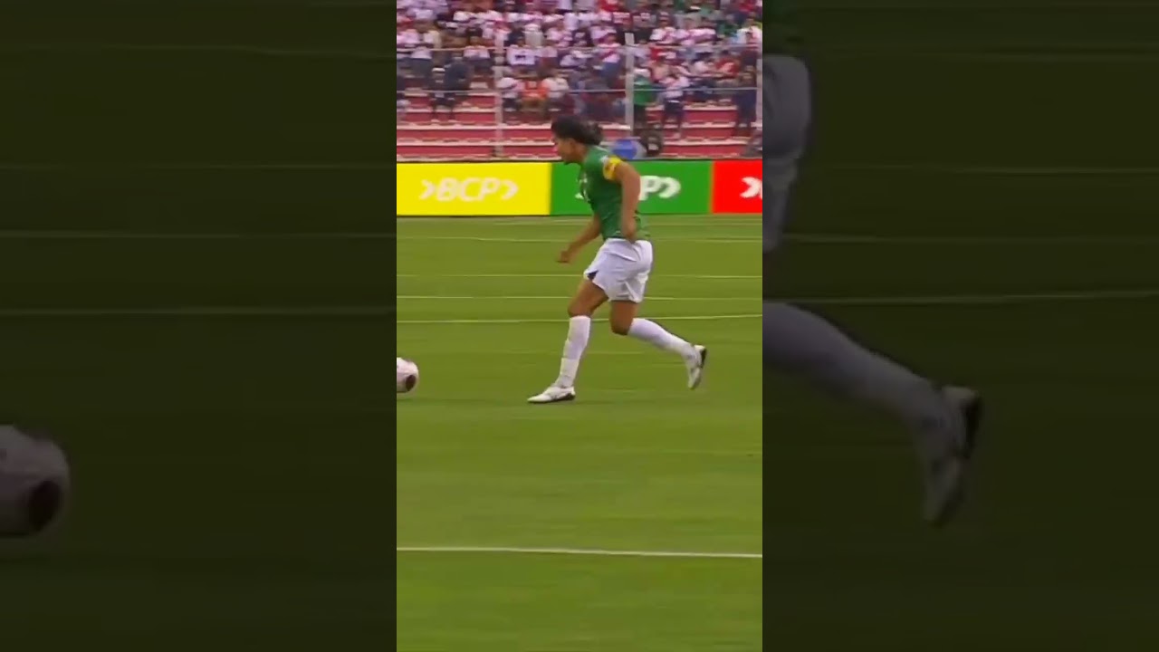 Henry Vaca le quita el balón a Marcelo Martins 😯. 