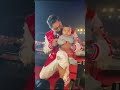 شاهد ردة فعل تامر حسني مع طفل رضيع من معجبينه 