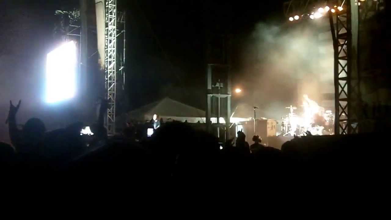 Blink 182 - Dogs Eating Dogs (Live at Riot Fest 2013)