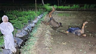 Pocong Laknat !!! Pejalan Kaki Kecebur Lumpur Yang Bau Dan Mejijik kan || Prank Pocong Ter Lucu