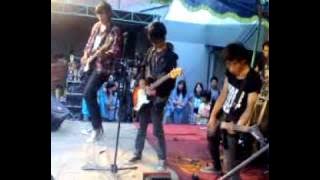 Under Emily's Bed - Hilang (live)@FREEDOMIZE.MP4