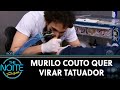 Murilo Couto quer virar tatuador | The Noite (04/06/19)
