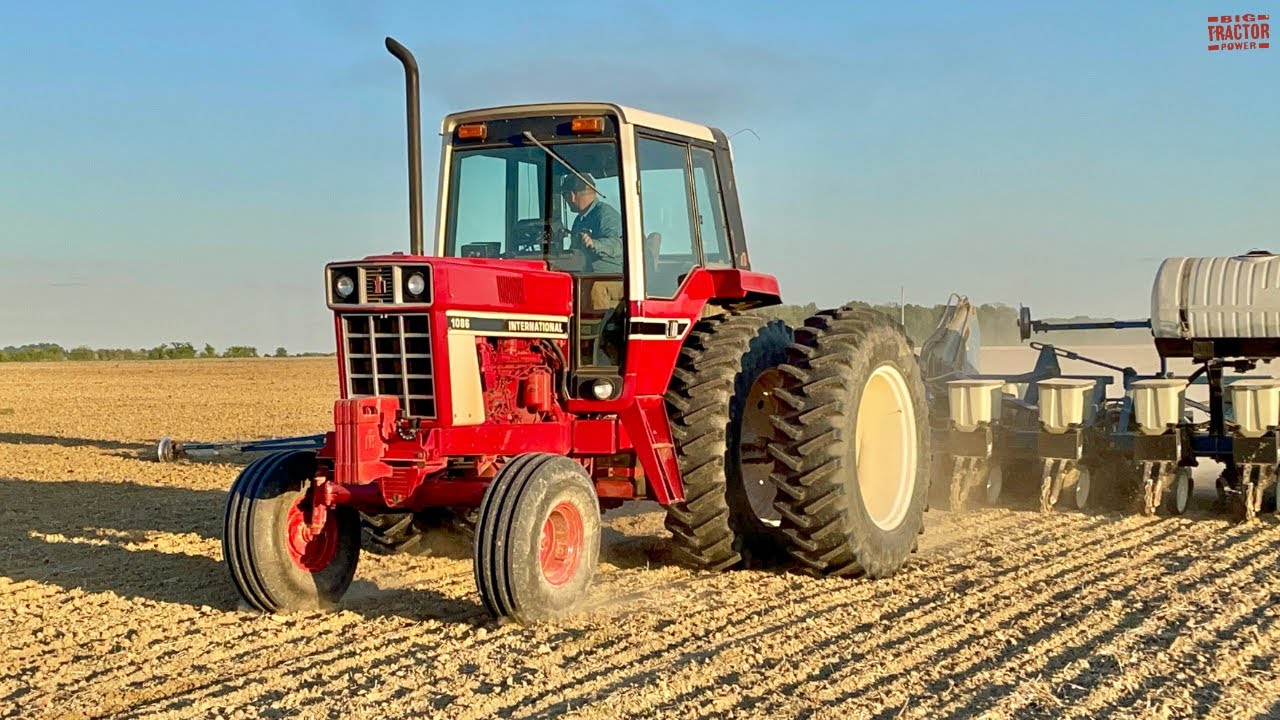 INTERNATIONAL 1086 Tractor Planting Corn - YouTube