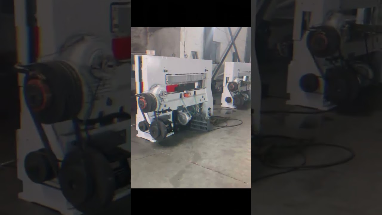 1300mm single hydraulic paper cutting machine is producing