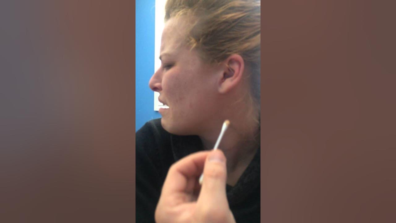 POP THAT EAR ZIT YouTube