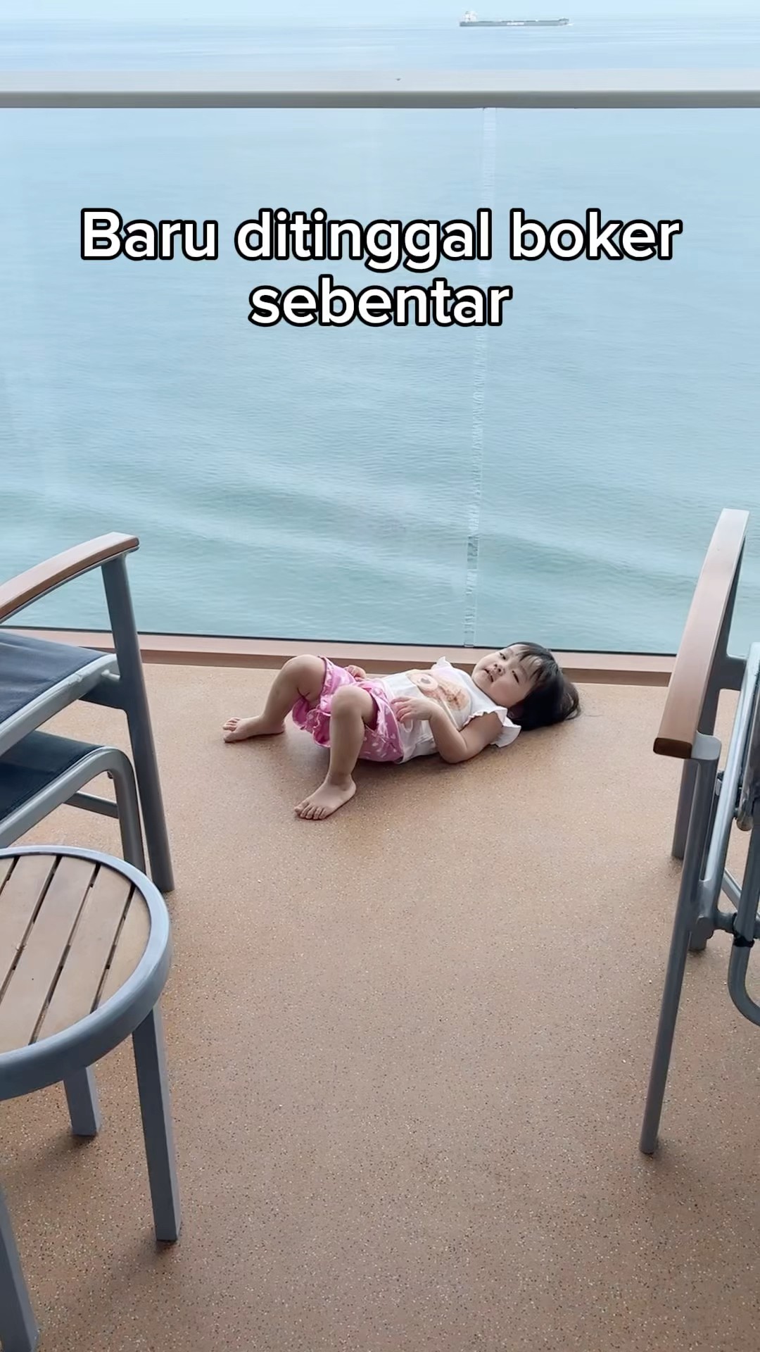 Keluar sendiri ke balkon ?