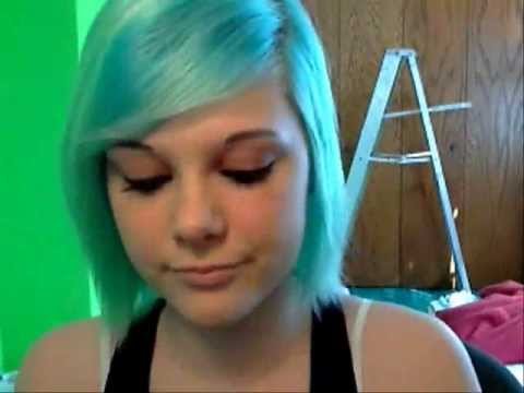simple black eyeliner "scene/emo" style