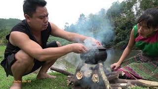 Survival skills: Primitive couple survival catch a lot of fish at river - Cooking fish for food