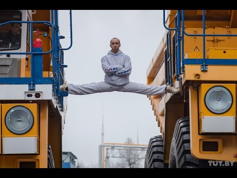 Белорус сел на шпагат между движущимися БелАЗами/The MOST EPIC Epic Split! 160 Ton BelAZ Dump Trucks