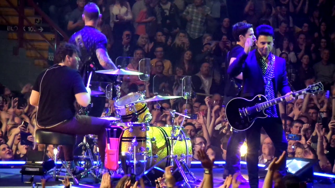 Stereophonics singing Local Boy In The Photograph at Utility Arena