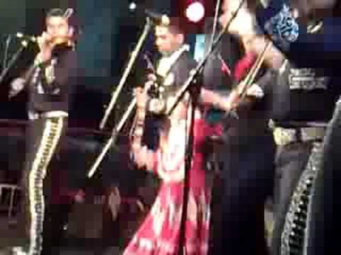 Barcelonnette Mariachi Real Cocula & Fillette qui danse