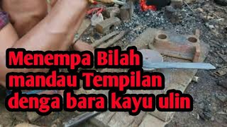 Menempa bilah Mandau Tempilan