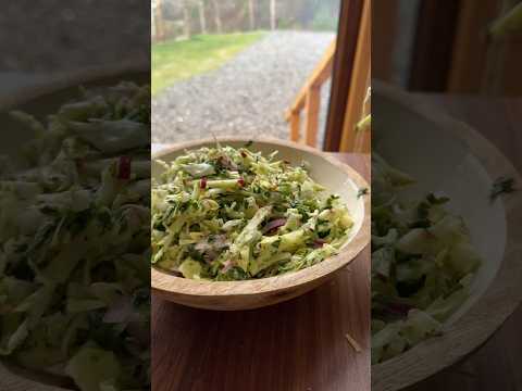 ХРУСТЯЩИЙ САЛАТ С МОЛОДОЙ КАПУСТОЙ И ОРЕХАМИ