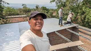 Montando las láminas para el techo. proyecto CASA DE LORENA.