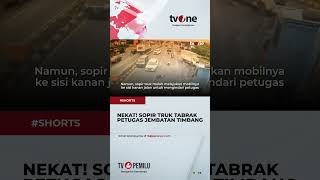 Ogah Berhenti, Sopir Truk Nekat Tabrak Petugas Jembatan Timbang #shorts #tvone #dumptruck #sleman
