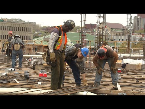 Vidéo: Combien gagne un travailleur de la construction?