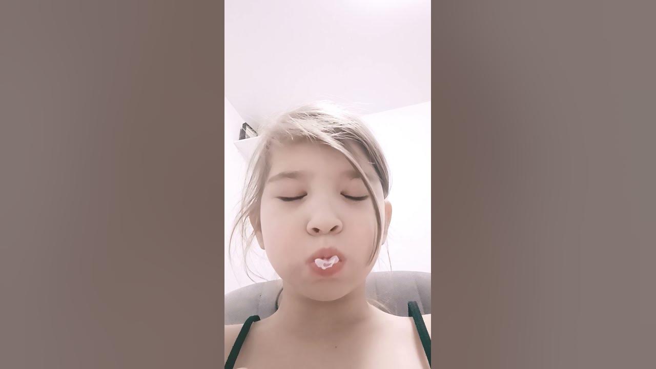 как надувать правильно жвачку для начала мы должны её жвачку на язык а ...