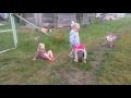 Дети играют бесятся в деревне летом