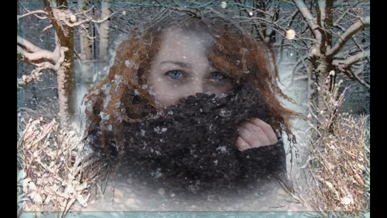Снег падал пушистыми хлопьями приятно касался лица. Девушка и снегопад. Девушка метель. Женщина плачет в зимнем лесу.