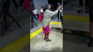 Abuela Bailando Dembow de Lírico en La Casa El Motorcito