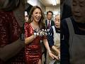「ばーさんが接客したら?」とキャバクラでいじめられる皿洗いのお婆さん。だが、お婆さんが接客をすると全員が驚愕する