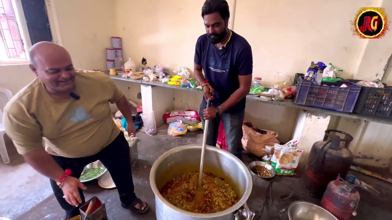 સંજયભાઈ એ કર્યું ચોમાસું સ્પે.શાક-તુરીયા પાત્રા વટાણા 😋// #recipe #rajgohil 