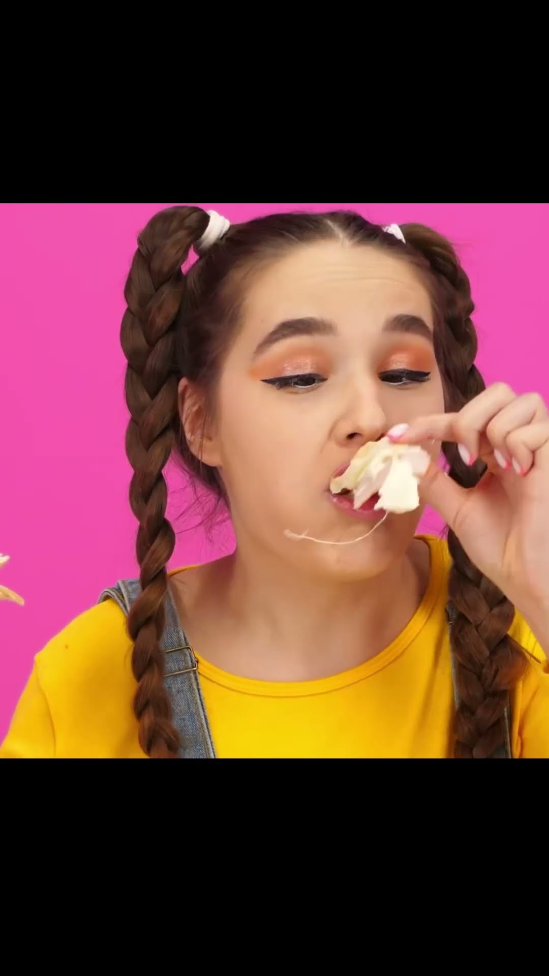 Das Baby mochte das Sandwich von Oma. - YouTube