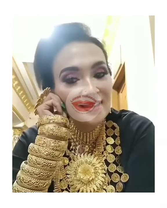 Ibu-ibu pamer EMAS