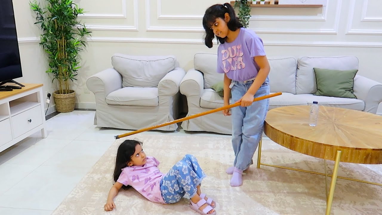 الأخت المتسلطة تعاقب أختها الصغيرة !!