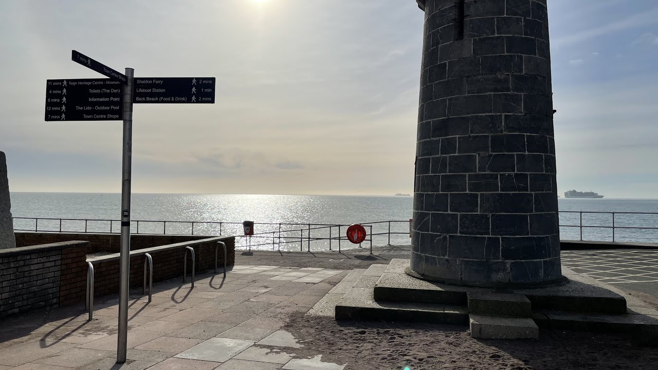 Teignmouth Seafront, Relaxing at the beach in 4K HDR
