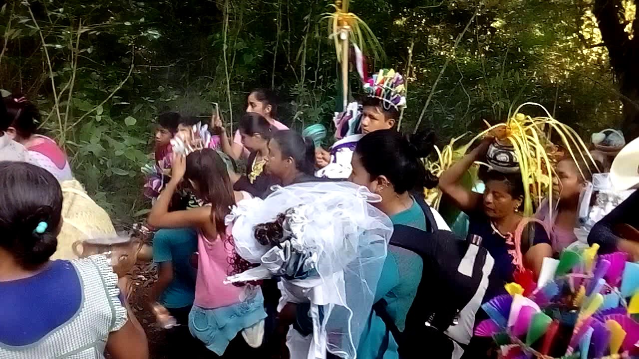 Pidiendo permiso para entrar al cerro del jonotal