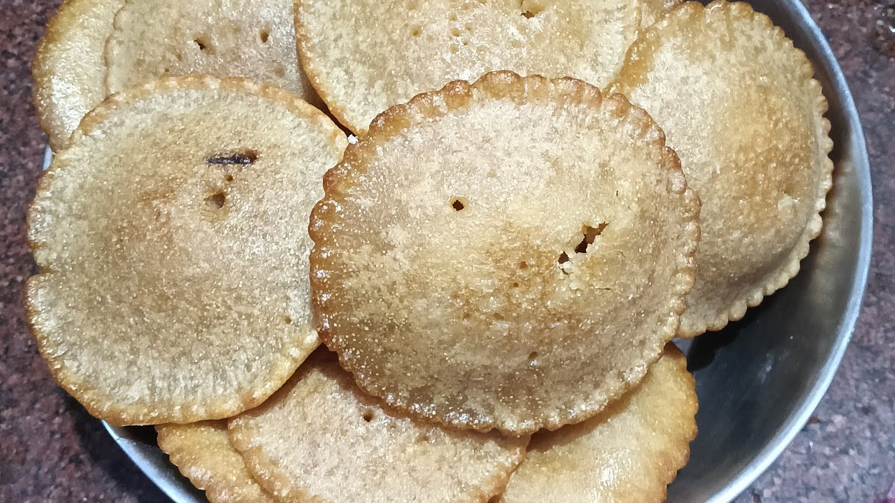 সঠিক নিয়মে তেলের পিঠে বানিয়ে নিন।