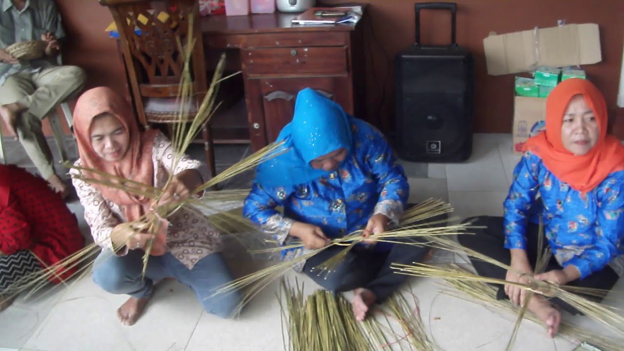 BELAJAR MEMBUAT KERAJINAN  TANGAN  DARI LIDI KADER PKK  DESA 